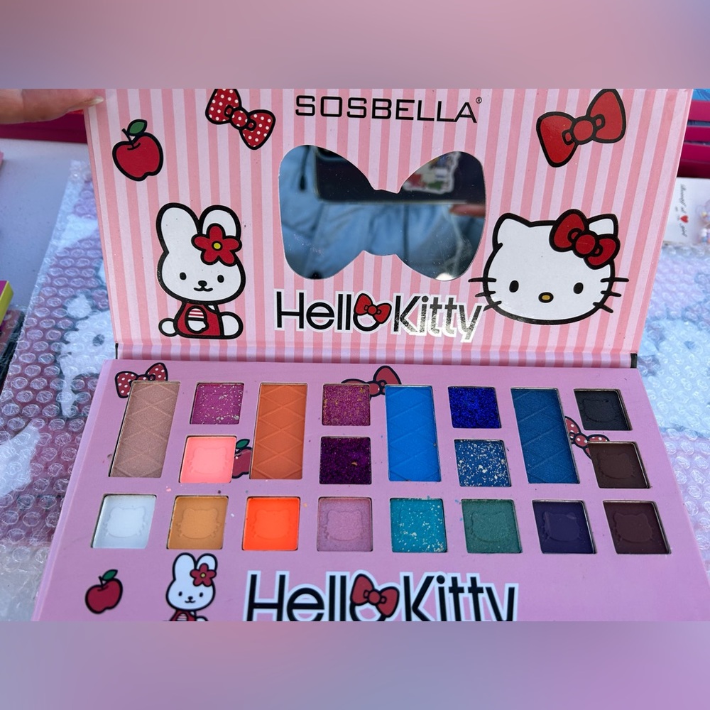 Hello Kitty Makeup - Picture 2 of 2